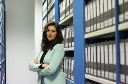 Fotografía de Natalia Cuerva Murillo en el depósito del archivo municipal de Talavera