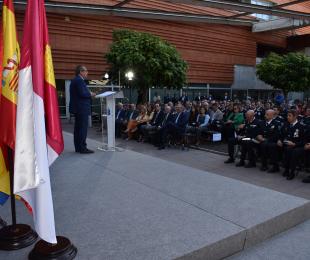 Fotografía de acto institucional desarrollado en el jardín interior del Archivo de Castilla-La Mancha