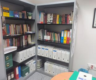 Estanterías del despacho de la archivera/o del Archivo Municipal de Bargas