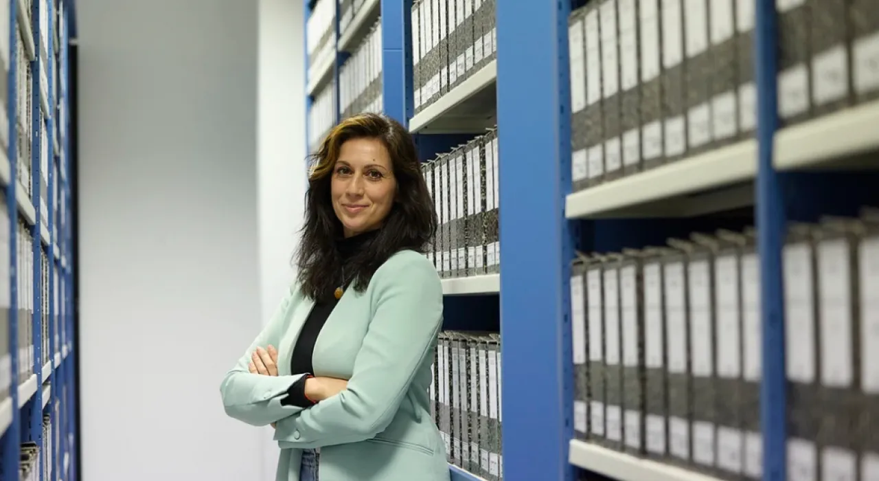 Fotografía de Natalia Cuerva Murillo en el depósito del archivo municipal de Talavera