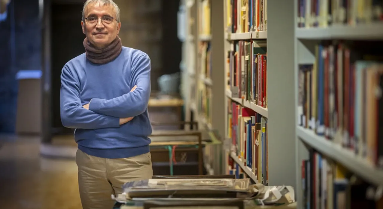 Fotografía de Mariano García Ruipérez en las dependencias del archivo