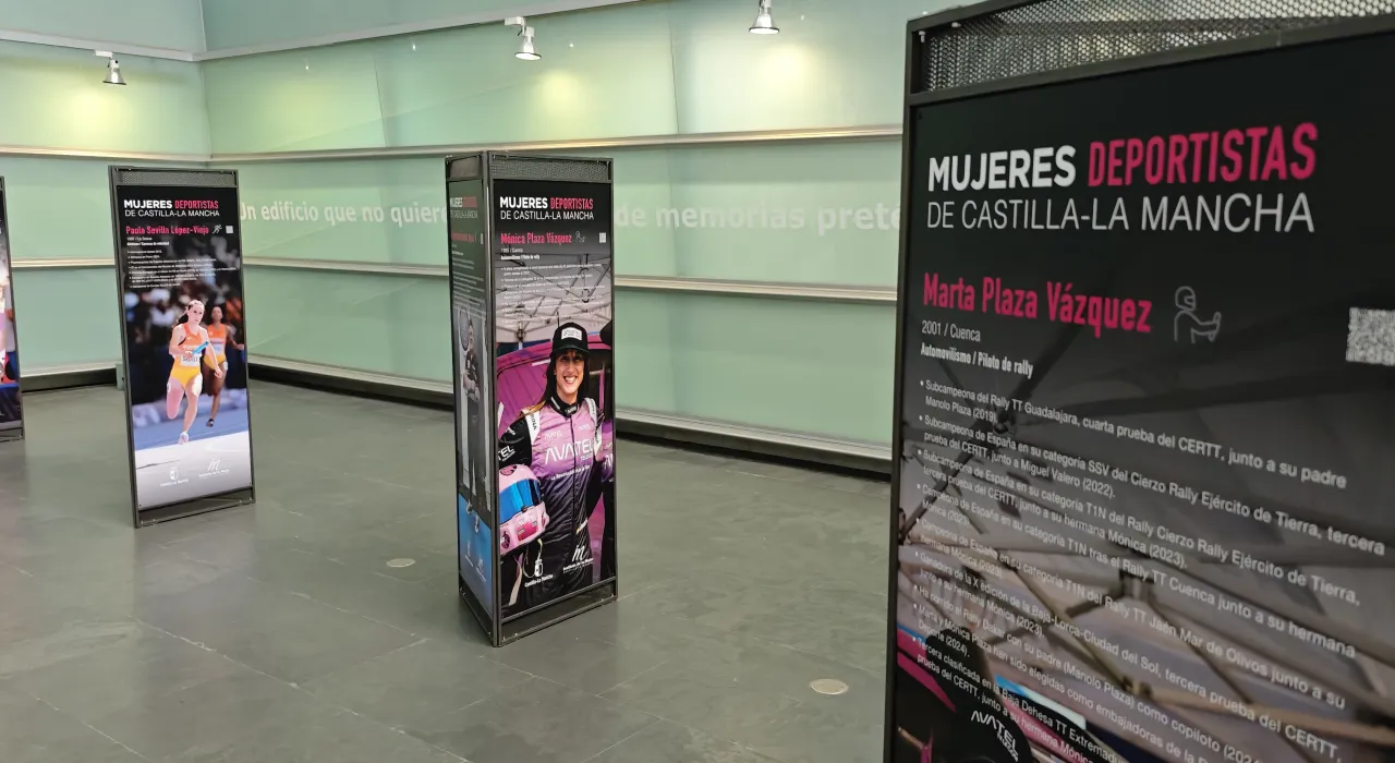 Fotografía con los paneles de la exposición en las instalaciones del Archivo de Castilla-La Mancha