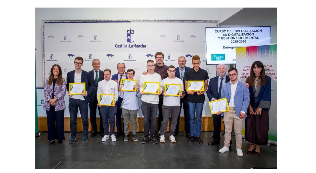 Fotografía de grupo con los participantes y autoridades que asistieron al acto de entrega de diplomas