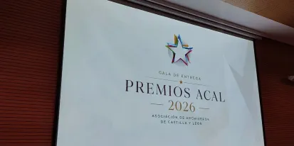 Pantalla de auditorio con el logotipo de los Premios Acal 2026