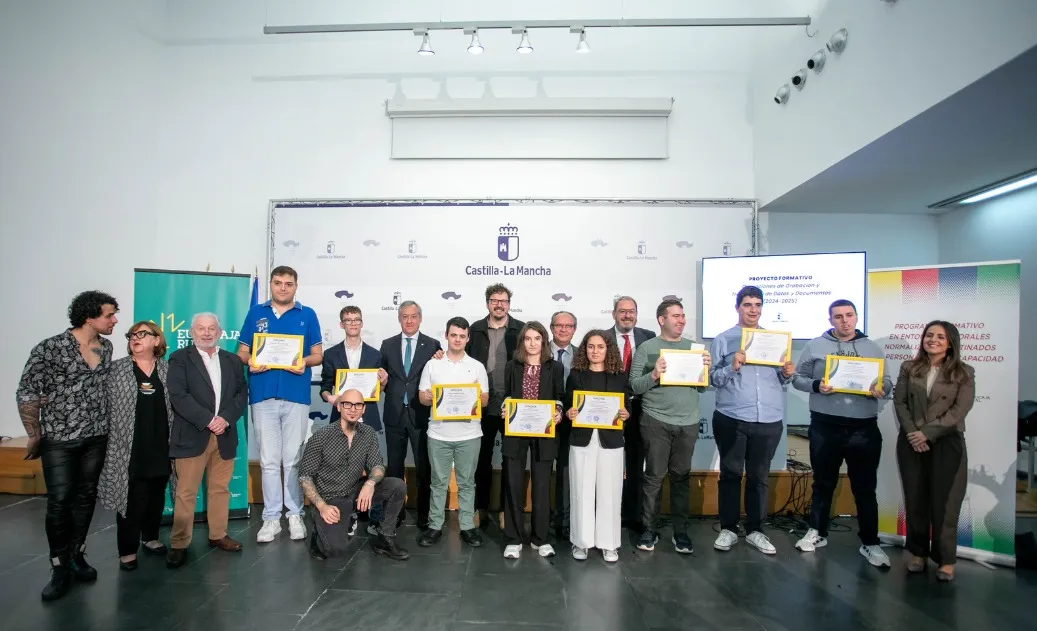 Foto de conjunto del alumnado de CECAP en el acto de entrega de diplomas del curso de ‘Digitalización y gestión documental’ 2025